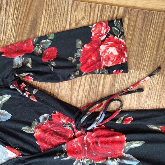 A. Byer Ladies V-Neck Floral Dress,  X-Large,  Black and Roses Floral Dress - Picture 5 of 7